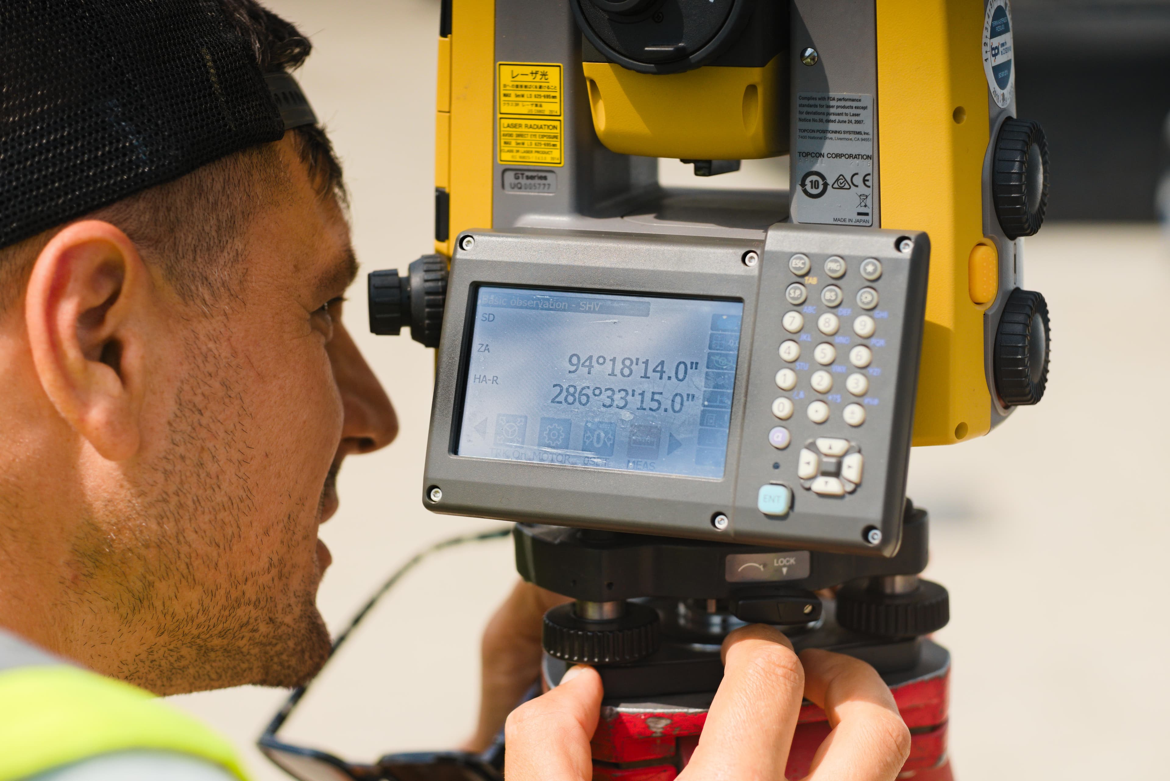 Topographie auf technischem Niveau und hochpräzise geodätische Vermessung